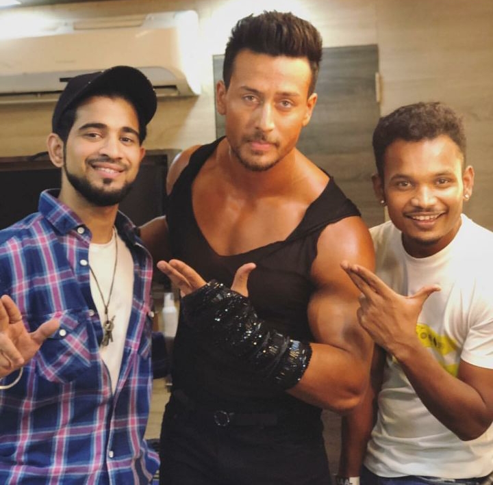 Tiger Shroff who was undercover protecting his new look for his upcoming next Baaghi 2, has unveiled his new avatar and is slaying it with his looks. Treating his audience by ditching his long tresses to donning a buzz cut, Tiger has set the temperatures soaring with a physique that compliments his intense look. Baaghi 2,Tiger Shroff,Tiger Shroff new look,Tiger Shroff new look for Baaghi 2,Tiger Shroff abs,Tiger Shroff six pack,Tiger Shroff new avatar