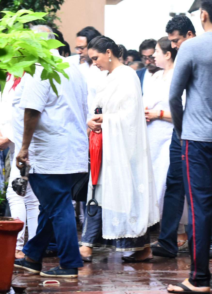 Lara Dutta attends the funeral of Shashi Kapoor at Santacruz Cemetery in Mumbai. Shashi Kapoor's funeral,Shashi Kapoor funeral,Jackie Shroff,Lara Dutta,Rishi Kapoor,Randhir Kapoor,Shashi Kapoor funeral pics,Shashi Kapoor funeral images,Shashi Kapoor funeral stills,Shashi Kapoor funeral pictures,Shashi Kapoor funeral photos