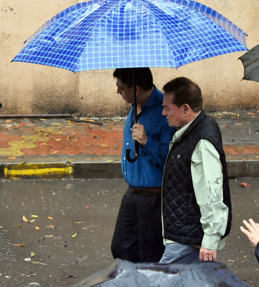 Salim Khan attends the funeral of Shashi Kapoor at Santacruz Cemetery in Mumbai. Shashi Kapoor's funeral,Shashi Kapoor funeral,Jackie Shroff,Lara Dutta,Rishi Kapoor,Randhir Kapoor,Shashi Kapoor funeral pics,Shashi Kapoor funeral images,Shashi Kapoor funeral stills,Shashi Kapoor funeral pictures,Shashi Kapoor funeral photos