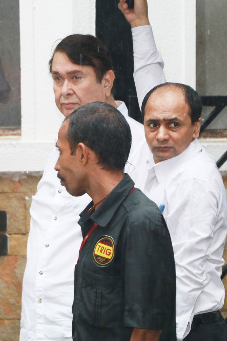 Randhir Kapoor attends the funeral of Shashi Kapoor at Santacruz Cemetery in Mumbai. Shashi Kapoor's funeral,Shashi Kapoor funeral,Jackie Shroff,Lara Dutta,Rishi Kapoor,Randhir Kapoor,Shashi Kapoor funeral pics,Shashi Kapoor funeral images,Shashi Kapoor funeral stills,Shashi Kapoor funeral pictures,Shashi Kapoor funeral photos