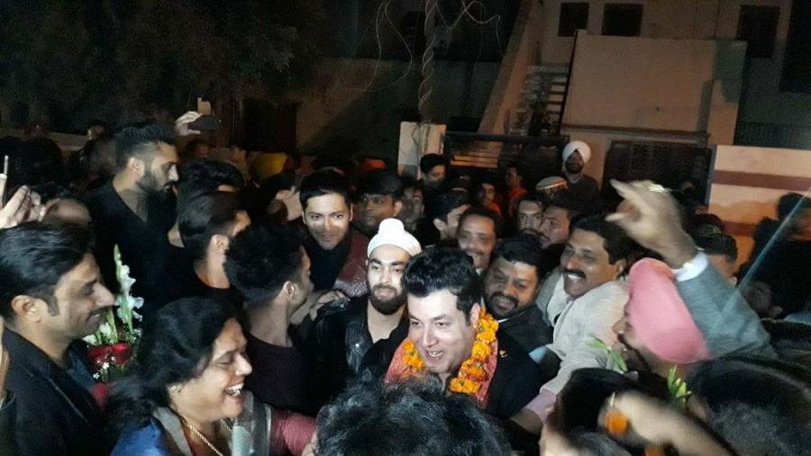 Choocha aka Varun Sharma from Fukrey Returns recently took his teammates to his hometown Jalandhar just before the release of their film. The Fukra gang had a gala time touring the city and knowing their co-star a little more. The Fukrey Returns team visited the old house where Varun Sharma spent his childhood. The entire neighborhood got to welcome the homecoming of the actor and greeted the entire star cast with band-baja and garlands. Fukra gang,Choocha aka Varun Sharma,Varun Sharma,Fukrey Returns
