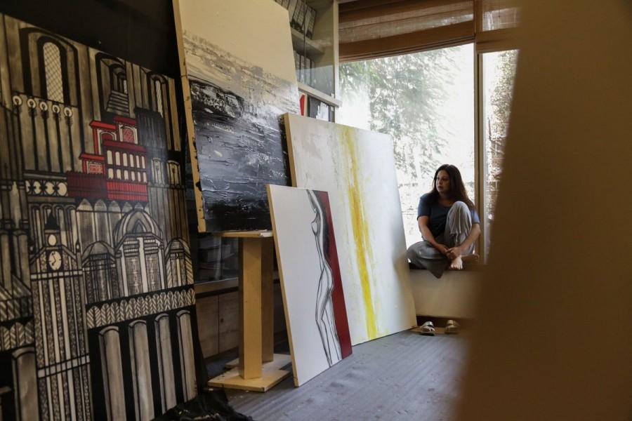 While we have seen her steal the spotlight with her acting on screen. Painting is a lesser-known creative aspect of Shefali's one of the talents. Now she is learning to learn the finer aspects of the art. Shefali Shah,Shefali Shah painting exhibition,Shefali Shah exhibition,Shefali Shah painting