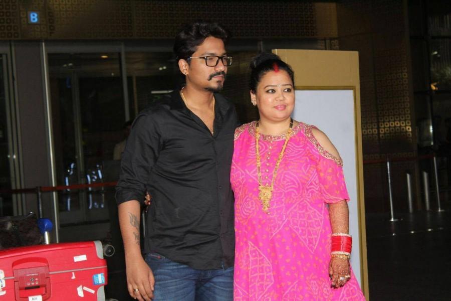 Bharti Singh returns from Goa with husband Haarsh Limbachiyaa. Bharti Singh and Haarsh Limbachiyaa,Bharti Singh,Haarsh Limbachiyaa,Bharti Singh spotted at Mumbai Airport,Haarsh Limbachiyaa spotted at Mumbai Airport