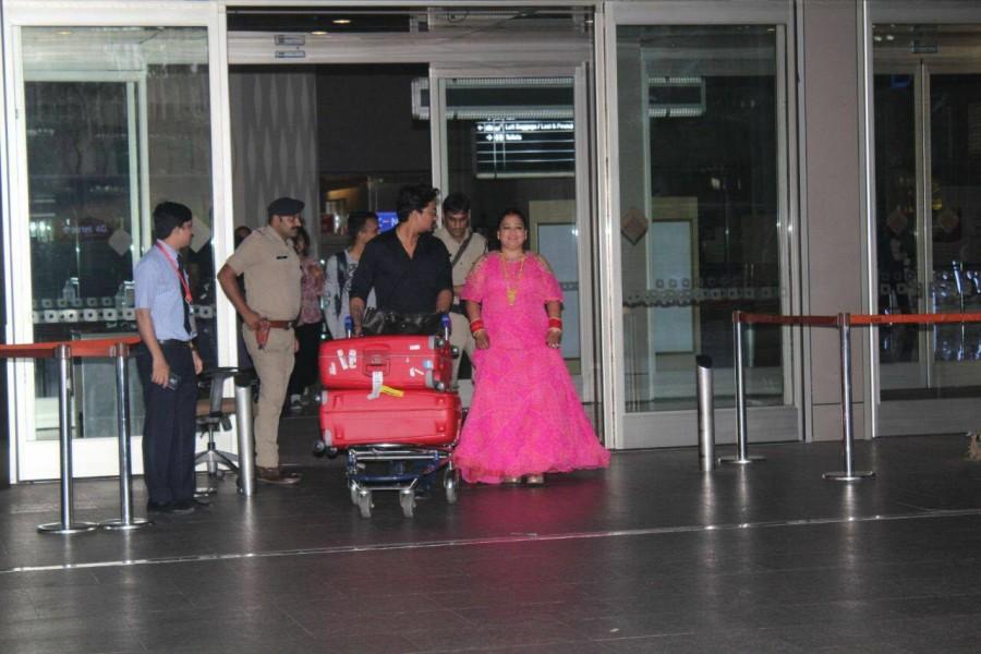 Indian stand-up comedian Bharti Singh and Haarsh Limbachiyaa spotted at Airport. Bharti Singh and Haarsh Limbachiyaa,Bharti Singh,Haarsh Limbachiyaa,Bharti Singh spotted at Mumbai Airport,Haarsh Limbachiyaa spotted at Mumbai Airport