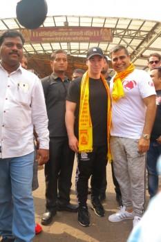 Electronic music pioneer DJ Hardwell visited Mumbai's iconic Siddhivinayak temple.