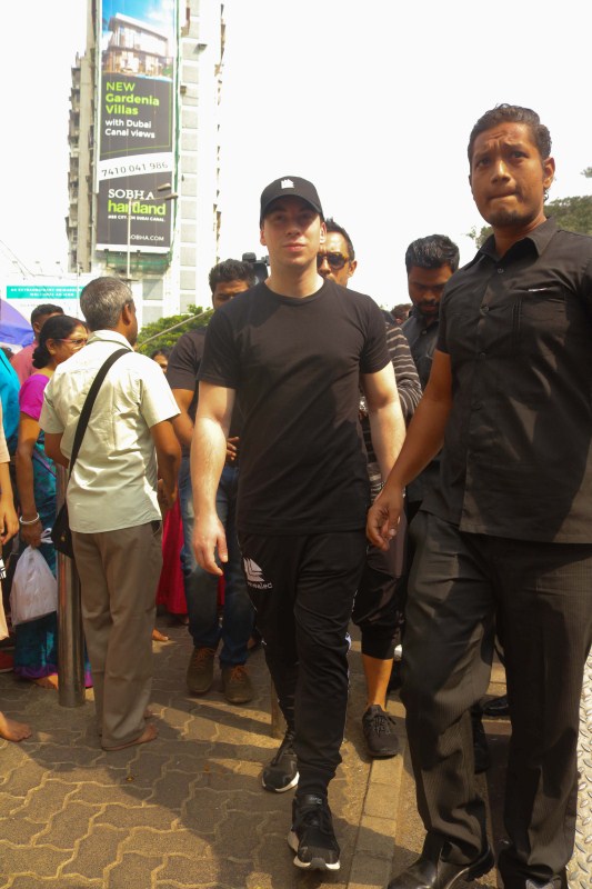 Dutch DJ Hardwell visited Siddhivinayak temple to seek blessings of Lord Ganesha before his show. DJ Hardwell,DJ Hardwell at Siddhivinayak temple,Siddhivinayak temple