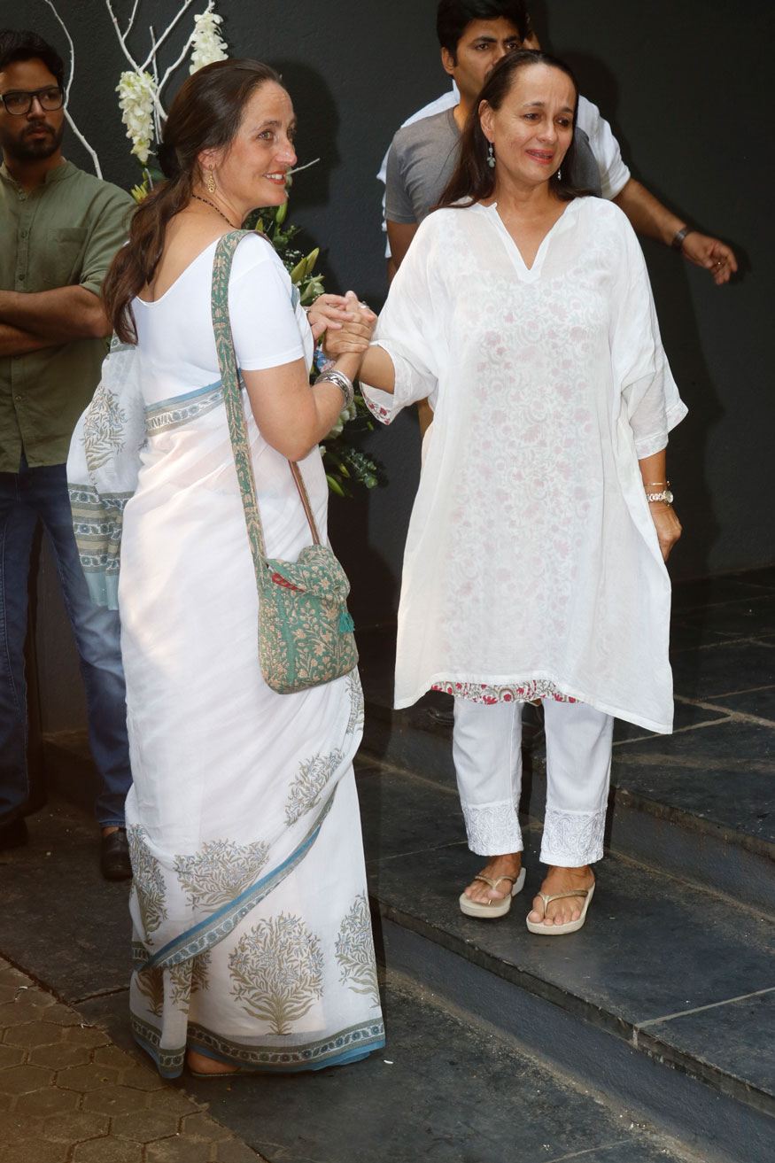 Sanjana Kapoor and Soni Razdan spotted at Shashi Kapoor's Prayer meet at Prithvi Theatre in Mumbai on December 7, 2017. Randhir Kapoor,Chunky Pandey,Karisma,Nandita Das,Rakesh Roshan,Shashi Kapoor prayer meet,celebs at Shashi Kapoor prayer meet,Shashi Kapoor prayer meet pics,Shashi Kapoor prayer meet images,Shashi Kapoor prayer meet stills,Shashi Kapoor prayer meet picture