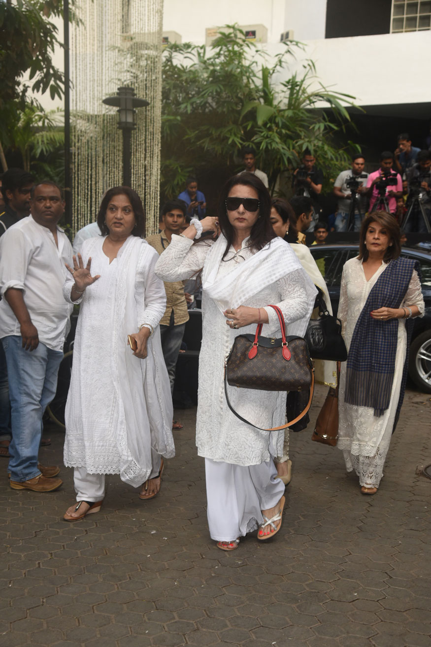 Poonam Dhillon spotted at Shashi Kapoor's Prayer meet at Prithvi Theatre in Mumbai on December 7, 2017. Randhir Kapoor,Chunky Pandey,Karisma,Nandita Das,Rakesh Roshan,Shashi Kapoor prayer meet,celebs at Shashi Kapoor prayer meet,Shashi Kapoor prayer meet pics,Shashi Kapoor prayer meet images,Shashi Kapoor prayer meet stills,Shashi Kapoor prayer meet picture