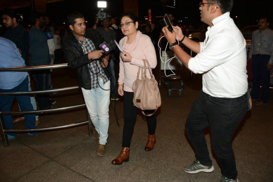 Ashima Sharma spotted at Mumbai airport on Thursday. Anushka Sharma,Ajay Kumar Sharma,Anushka Sharma and Virat Kohli's wedding,Anushka Sharma and Virat Kohli's marriage,Anushka Sharma and Virat Kohli,Virat Kohli