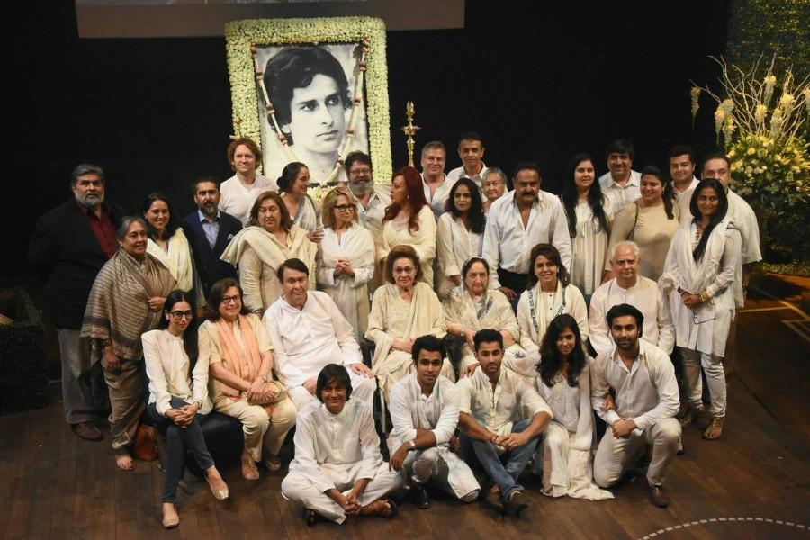 Members of Kapoor family and Shashi's colleagues from many of his films including Rekha, Waheeda Rehman, Simi Garewal, Hema Malini, Poonam Dhillon, Padmini Kolhapuri and family members Neetu Singh, Randhir Kapoor, Karisma Kapoor, Rajeev Kapoor, Armaan and Adar, were present. Rekha,Waheeda Rehman,Simi Garewal,Hema Malini,Poonam Dhillon,Padmini Kolhapuri and family members Neetu Singh,Randhir Kapoor,Karisma Kapoor,Rajeev Kapoor,Armaan,Shashi Kapoor prayer meet