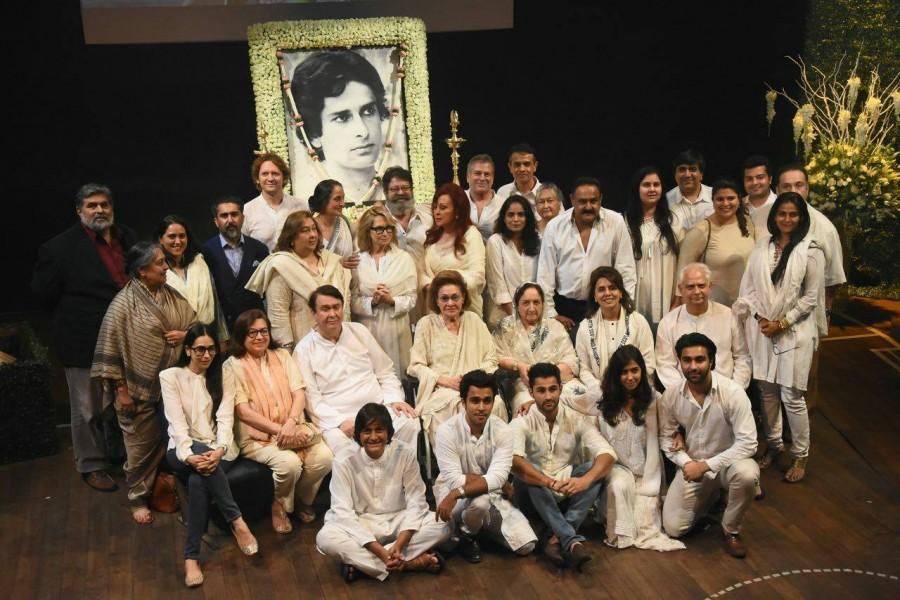 Randhir Kapoor's daughter Karisma Kapoor arrived with mother Babita while Raj Kapoor's wife Krishna Raj Kapoor and Shammi Kapoor's wife Neila Devi were seen escorted to the venue. Rekha,Waheeda Rehman,Simi Garewal,Hema Malini,Poonam Dhillon,Padmini Kolhapuri and family members Neetu Singh,Randhir Kapoor,Karisma Kapoor,Rajeev Kapoor,Armaan,Shashi Kapoor prayer meet