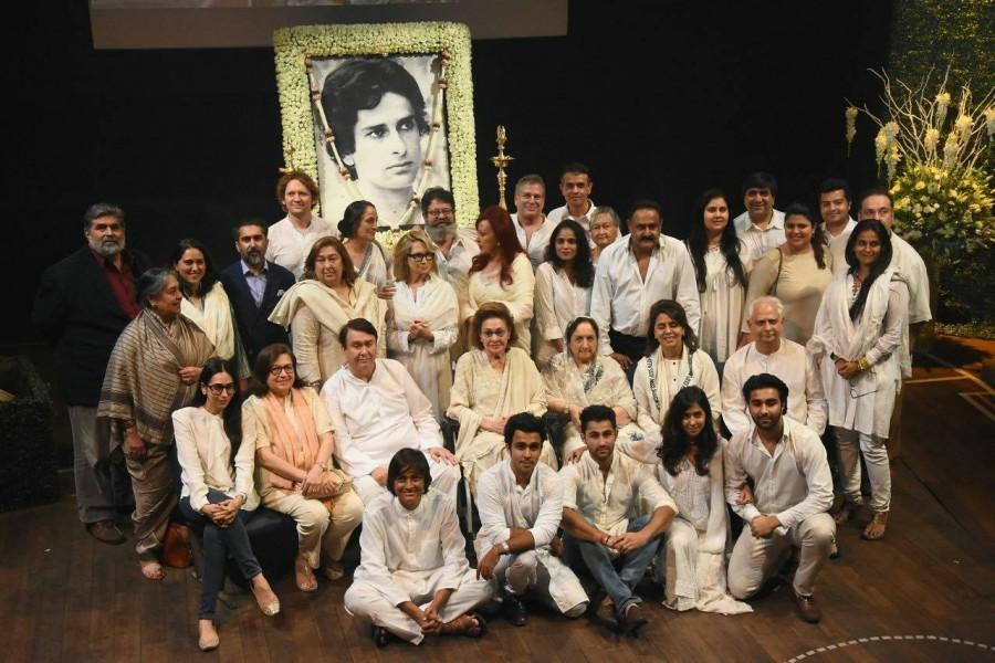 Several other film fraternity members seen at the venue were Rani Mukerji, Soha Ali Khan with husband Kunal Khemmu, Rohan Sippy, Milan Luthria, Chunkey Pandey, Nandita Das, Ahana Kumra, Ashutosh Gowariker, Kiran Rao, Abbas-Mastan, Suniel Shetty, Madhur Bhandarkar, Abhijat Joshi, Vidhu Vinod Chopra, Ronit Roy, Udit Narayan, Ramesh Taurani, Vipul Shah, Sonali Kulkarni, Hansal Mehta, Zoya Akhtar and Sudhir Mishra. Rekha,Waheeda Rehman,Simi Garewal,Hema Malini,Poonam Dhillon,Padmini Kolhapuri and family members Neetu Singh,Randhir Kapoor,Karisma Kapoor,Rajeev Kapoor,Armaan,Shashi Kapoor prayer meet