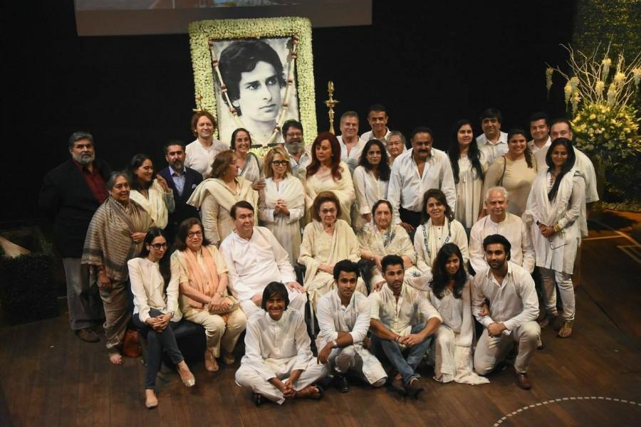 Shashi Kapoor appeared in over 150 movies including English films such as "The Householder" and "Shakespeare-Wallah". Rekha,Waheeda Rehman,Simi Garewal,Hema Malini,Poonam Dhillon,Padmini Kolhapuri and family members Neetu Singh,Randhir Kapoor,Karisma Kapoor,Rajeev Kapoor,Armaan,Shashi Kapoor prayer meet