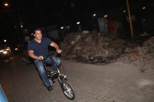 Salman Khan,actor Salman Khan,Salman Khan rides E-Cycle,Salman Khan rides Cycle,Salman Khan Cycle,Tiger Zinda Hai,Tiger Zinda Hai star Salman Khan