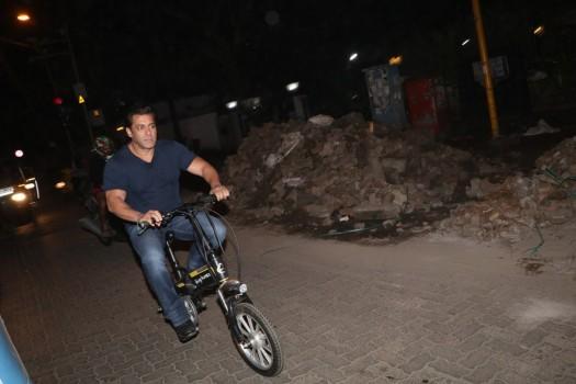 Tiger Zinda Hai star Salman Khan snapped enjoying a cycle ride late at night on Mumbai Streets.