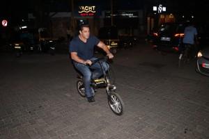 Salman Khan,actor Salman Khan,Salman Khan rides E-Cycle,Salman Khan rides Cycle,Salman Khan Cycle,Tiger Zinda Hai,Tiger Zinda Hai star Salman Khan