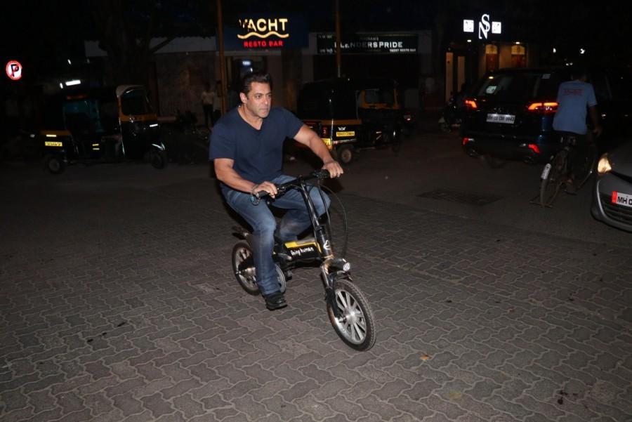 Salman Khan, who is currently busy promoting his film upcoming movie 'Tiger Zinda Hai', was spotted enjoying a cycle ride in Mumbai. Salman Khan,actor Salman Khan,Salman Khan rides E-Cycle,Salman Khan rides Cycle,Salman Khan Cycle,Tiger Zinda Hai,Tiger Zinda Hai star Salman Khan
