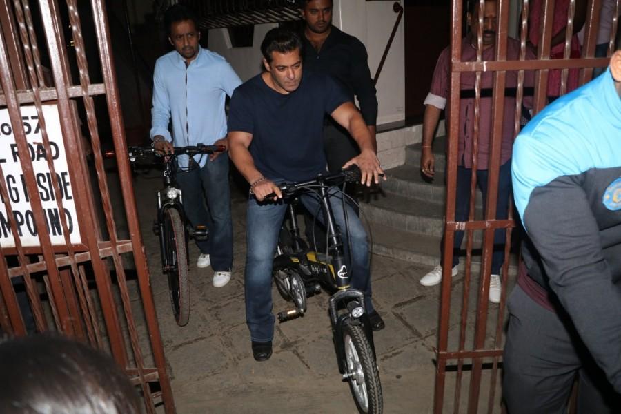 Salman Khan rides a Being Human bike on Mumbai streets. Salman Khan,actor Salman Khan,Salman Khan rides E-Cycle,Salman Khan rides Cycle,Salman Khan Cycle,Tiger Zinda Hai,Tiger Zinda Hai star Salman Khan