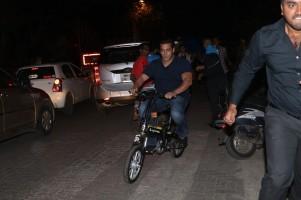Salman Khan,actor Salman Khan,Salman Khan rides E-Cycle,Salman Khan rides Cycle,Salman Khan Cycle,Tiger Zinda Hai,Tiger Zinda Hai star Salman Khan