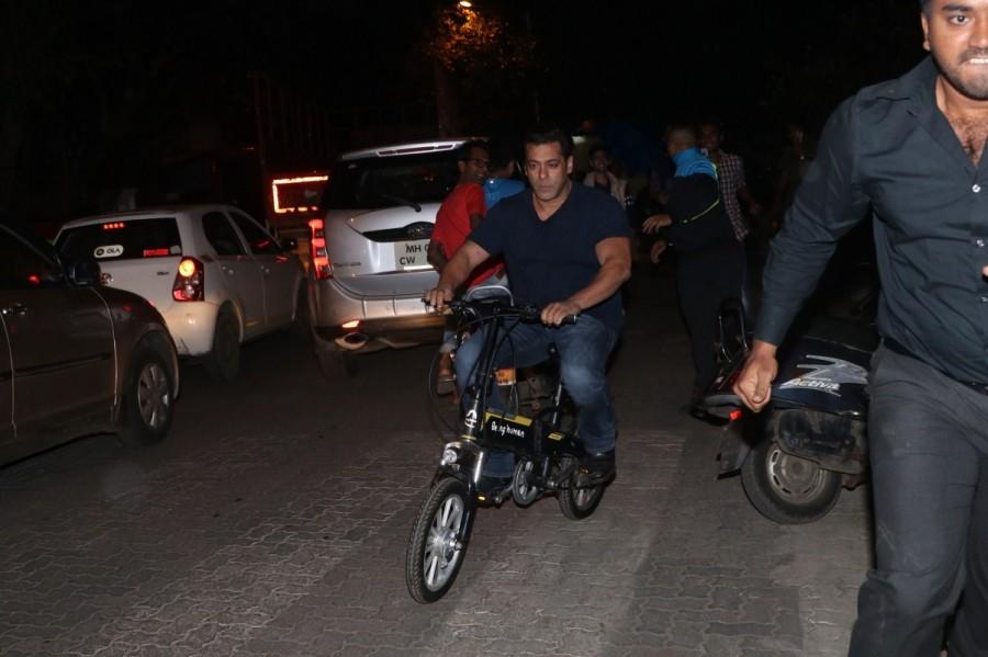 Salman Khan riding a Bicycle on the Mumbai Streets. Salman Khan,actor Salman Khan,Salman Khan rides E-Cycle,Salman Khan rides Cycle,Salman Khan Cycle,Tiger Zinda Hai,Tiger Zinda Hai star Salman Khan