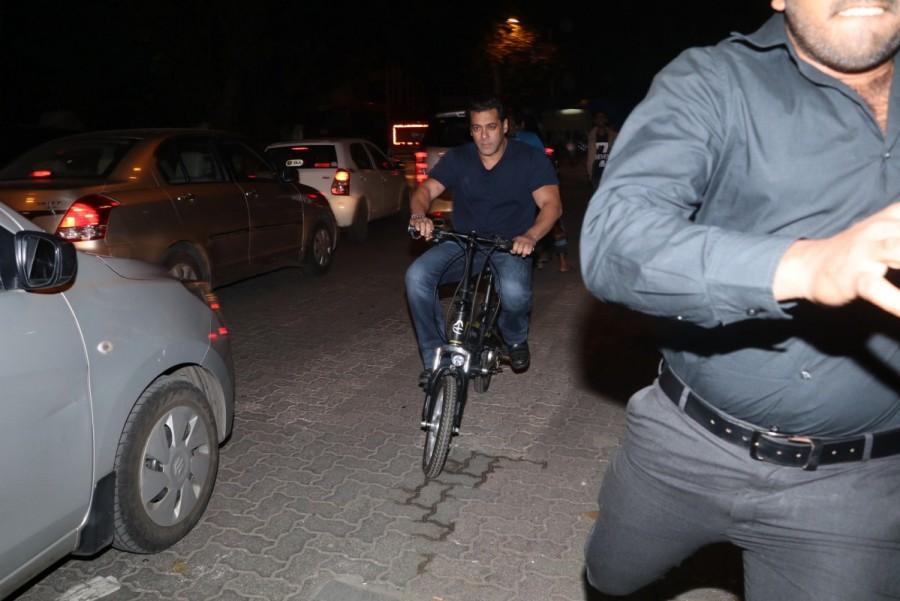 Bolywood actor Salman Khan rides a Being Human bike on Mumbai streets. Salman Khan,actor Salman Khan,Salman Khan rides E-Cycle,Salman Khan rides Cycle,Salman Khan Cycle,Tiger Zinda Hai,Tiger Zinda Hai star Salman Khan