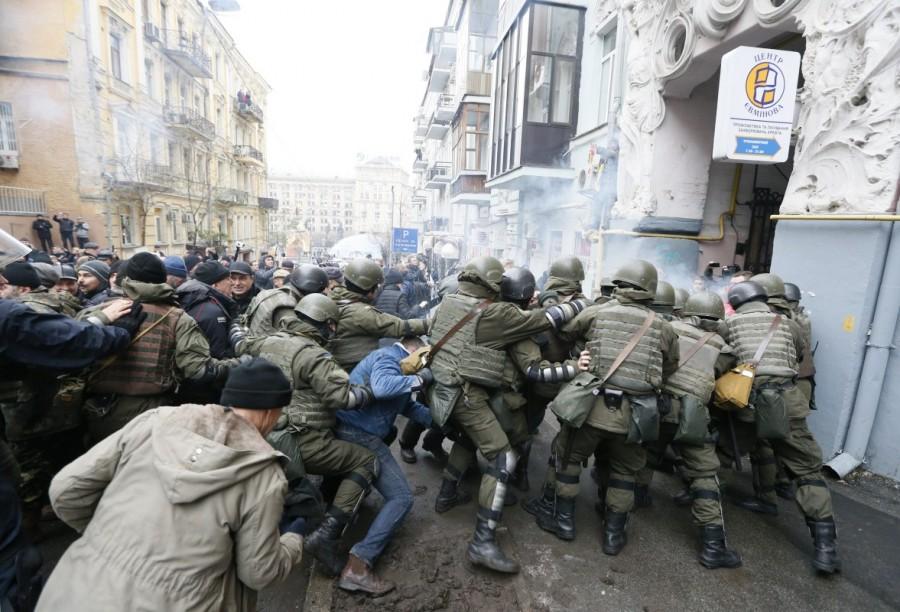 National Guard officers clash with supporters of Georgian former President Mikheil Saakashvili during a search of Saakashvili's apartment in Kiev, Ukraine December 5, 2017. Ukrainian supporters,Georgian President Mikheil Saakashvili,Mikheil Saakashvili