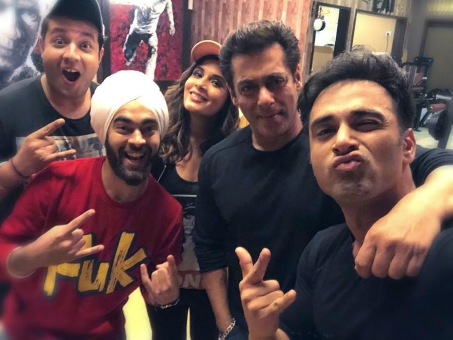 The Fukrey Returns team had a gala time on the set of Bigg Boss. Salman Khan not only congratulated the team for the initial collections and outstanding word of mouth, but also expressed his interest to watch 'Fukrey Returns'. Superstar Salman Khan danced to the tunes of the quirky and super popular song 'Tu Mera Bhai Nahi Hai' along with the Fukras. Choocha aka Varun Sharma continued his Jugaad as he predicted that Bigg Boss will be successful as long as Salman Khan hosts the show. Also, his prediction says that he will continue to host all the forthcoming seasons of Bigg Boss 11. Salman Khan,Tiger Zinda Hai,Tu Mera Bhai Nahi Hai,Bigg Boss 11,Varun Sharma,Pulkit Samrat,Richa Chadha