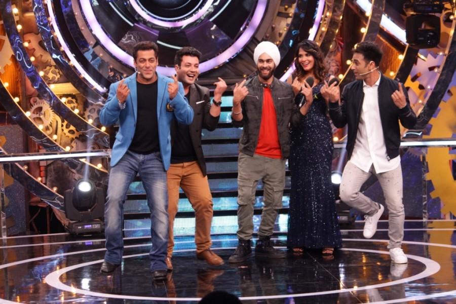 The Fukrey Returns team had a gala time on the set of Bigg Boss. Salman Khan not only congratulated the team for the initial collections and outstanding word of mouth but also expressed his interest to watch 'Fukrey Returns'. Salman Khan,Fukras,Fukrey Returns,Varun Sharma,Pulkit Samrat,Richa Chadha,Manjot Singh,Bigg Boss 11