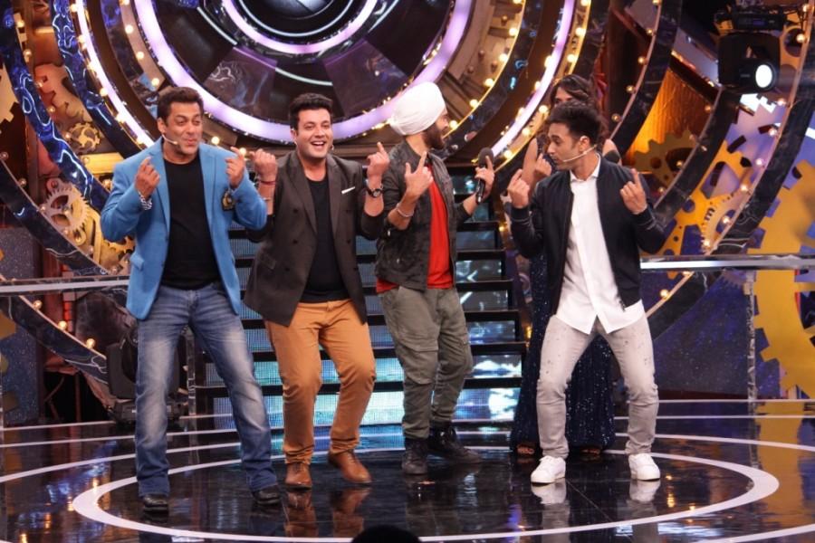 Superstar Salman Khan danced to the tunes of the quirky and super popular song 'Tu Mera Bhai Nahi Hai' along with the Fukras. Salman Khan,Fukras,Fukrey Returns,Varun Sharma,Pulkit Samrat,Richa Chadha,Manjot Singh,Bigg Boss 11