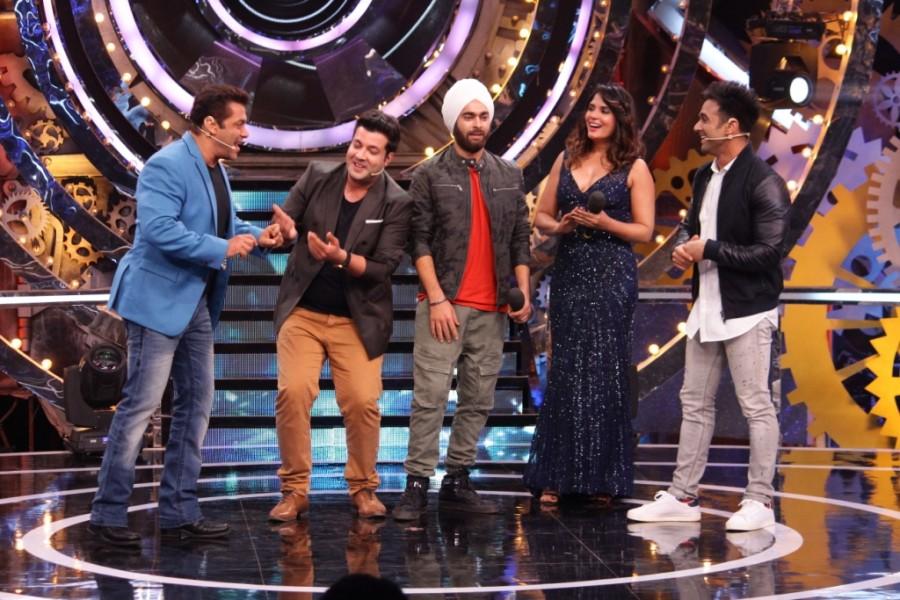 Varun Sharma, Pulkit Samrat, Richa Chadha and Manjot Singh had a blast with Salman Khan on the sets of Bigg Boss 11. Salman Khan,Fukras,Fukrey Returns,Varun Sharma,Pulkit Samrat,Richa Chadha,Manjot Singh,Bigg Boss 11