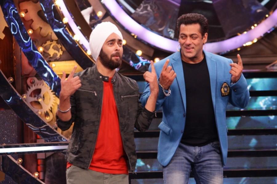 The sequel to 2013's Fukrey, 'Fukrey Returns' has garnered a thunderous opening at the box office raking in a whopping 8.10 crores on day 1. The film is expected to continue its dream run owing to the outstanding word of mouth. Salman Khan,Fukras,Fukrey Returns,Varun Sharma,Pulkit Samrat,Richa Chadha,Manjot Singh,Bigg Boss 11