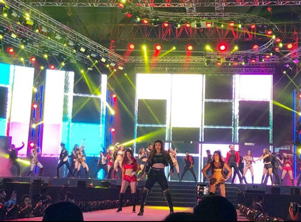 Up next was Delhi-based actress Kriti, dressed in an all white and silver ensemble, who danced on songs such as "Manma emotion", "Main tera boyfriend" and "Sweety tera drama". Prabhudheva and Sonakshi performed on numbers like "Urvasi", "Chinta ta ta Chita chita", "Nacha farate" and "Govinda". Da-Bangg Tour,salman khan Da-Bangg tour,Da-Bangg Tour in Delhi,Salman Khan,Sonakshi Sinha,Kriti Sanon,Prabhudheva,Prabhu Deva
