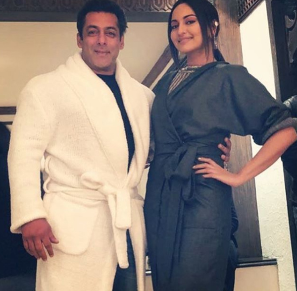 Moments before Salman came on the stage, a popular dialogue by him -- "Swagat Nahi Karogay Humara" played and the crowd welcomed him with loud cheers, claps and whistles. Da-Bangg Tour,salman khan Da-Bangg tour,Da-Bangg Tour in Delhi,Salman Khan,Sonakshi Sinha,Kriti Sanon,Prabhudheva,Prabhu Deva