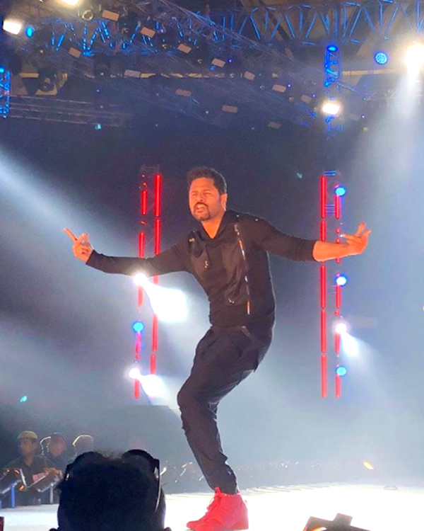 The finale saw Sonakshi, Salman, Prabhudheva, Maniesh, Kriti and Daisy dancing together on "Selfie le le re". As soon as they started dancing, a dekko of colourful laser lights, streamers and fireworks covered the entire ground. Da-Bangg Tour,salman khan Da-Bangg tour,Da-Bangg Tour in Delhi,Salman Khan,Sonakshi Sinha,Kriti Sanon,Prabhudheva,Prabhu Deva