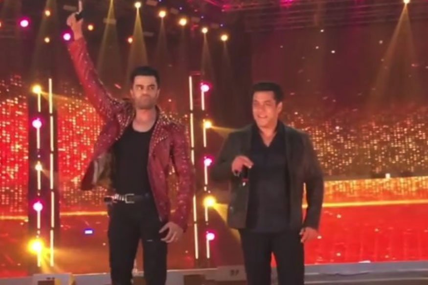 The "Wanted" star thanked Delhi Police for the support before concluding the event. "This show wouldn't have been possible without the support of the Delhi Police," he said. Da-Bangg Tour,salman khan Da-Bangg tour,Da-Bangg Tour in Delhi,Salman Khan,Sonakshi Sinha,Kriti Sanon,Prabhudheva,Prabhu Deva