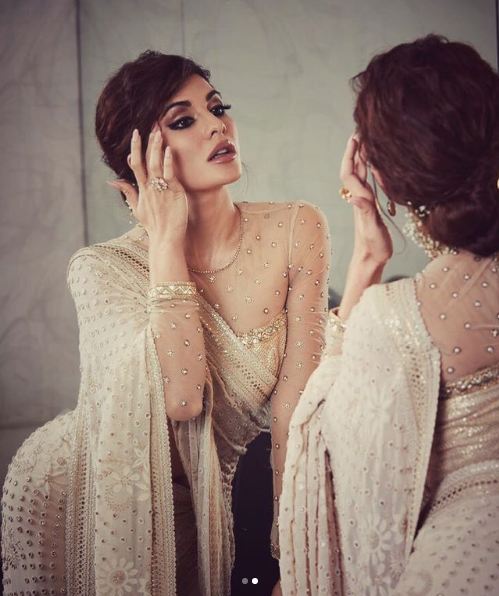 The Judwaa 2 actress donned a beige coloured Saree, and our hearts skipped a beat at the sight. A two-piece Chikankari saree by Tarun Tahiliani with zardozi embroidery - a saree draped around a pleated skirt paired with a tulle blouse. Both accentuated with Mukaish work. Judwaa 2,Judwaa 2 actress Jacqueline Fernandez,Jacqueline Fernandez,Jacqueline Fernandez in saree,Jacqueline Fernandez hot pics,Jacqueline Fernandez hot images,Jacqueline Fernandez hot stills,Jacqueline Fernandez hot pictures,Jacqueline Fernandez hot phot