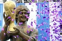 Football legend Diego Maradona unveiled a statue of himself at a grand Indian reception in Kolkata.