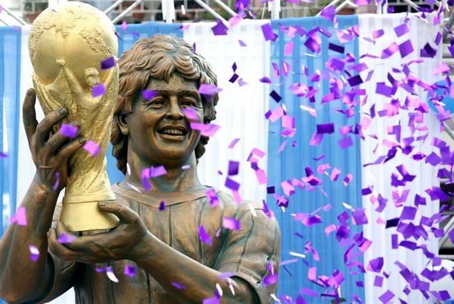 Football legend Diego Maradona unveiled a statue of himself at a grand Indian reception in Kolkata. Diego Maradona,Diego Maradona statue,Diego Maradona bronze statue,Diego Maradona statue in India