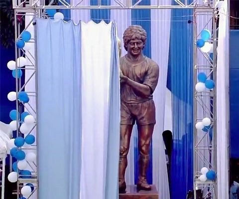 Football legend Diego Maradona unveils 12-ft bronze statue in Kolkata. Diego Maradona,Diego Maradona statue,Diego Maradona bronze statue,Diego Maradona statue in India