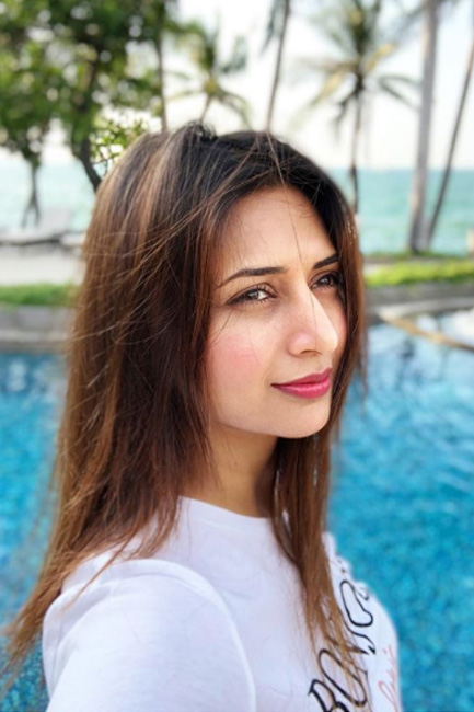 Divyanka Tripathi snapped in a resort in Pattaya. Divyanka Tripathi,actress Divyanka Tripathi,Divyanka Tripathi birthday,Divyanka Tripathi birthday celebration,Divyanka Tripathi birthday party,Vivek Dahiya,Divyanka Tripathi and Vivek Dahiya