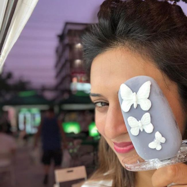 Divyanka Tripathi flaunting fancy ice cream in Thailand. Divyanka Tripathi,actress Divyanka Tripathi,Divyanka Tripathi birthday,Divyanka Tripathi birthday celebration,Divyanka Tripathi birthday party,Vivek Dahiya,Divyanka Tripathi and Vivek Dahiya