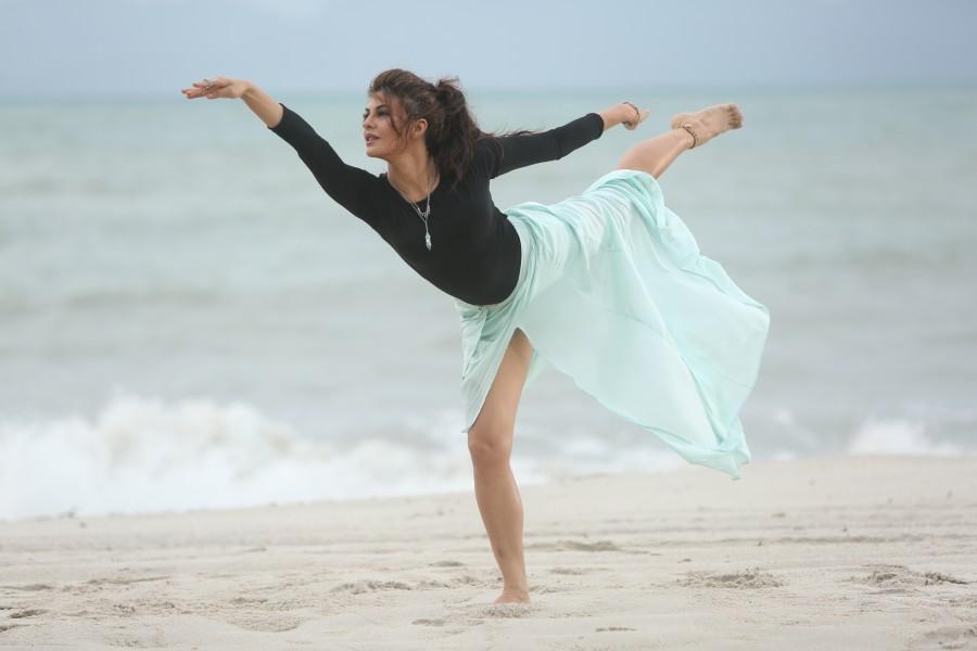 2017 witnessed Jacqueline grooving to the beach songs 'Baat Ban Jaye' from A Gentleman and 'aa toh sahi' from Judwaa 2, both going ahead to become popular in the masses. Jacqueline Fernandez,Jacqueline Fernandez beach song,Jacqueline Fernandez item song,actress Jacqueline Fernandez,Sooraj Dooba Hain,Party on my mind,Pyaar ki' from Housefull 3,Housefull 2