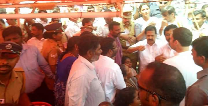The Congress leader interacted with fishermen at both places and paid tribute to the dead. Cyclone Ockhi,Rahul Gandhi,Congress President-elect Rahul Gandhi,Congress President,#RahulWithFishermen,Rahul with Fishermen,Fishermen
