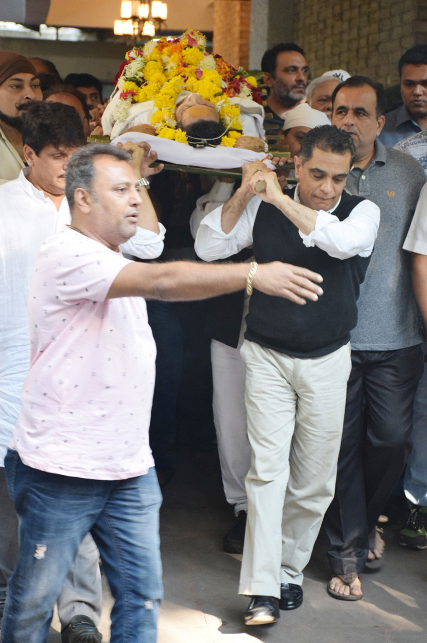 Neeraj Vora's funeral: Celebs like Abhishek Bachchan, Sunil Pal, Sushant Singh, Bunty Walia, Sajid Nadiadwala, Rohit Shetty, Rajpal Yadav and others pay last respects. Abhishek Bachchan,Sunil Pal,Sushant Singh,Bunty Walia,Sajid Nadiadwala,Rohit Shetty,Rajpal Yadav,Neeraj Vora's funeral,Neeraj Vora funeral,Neeraj Vora funeral pics,Neeraj Vora funeral images,Neeraj Vora funeral stills