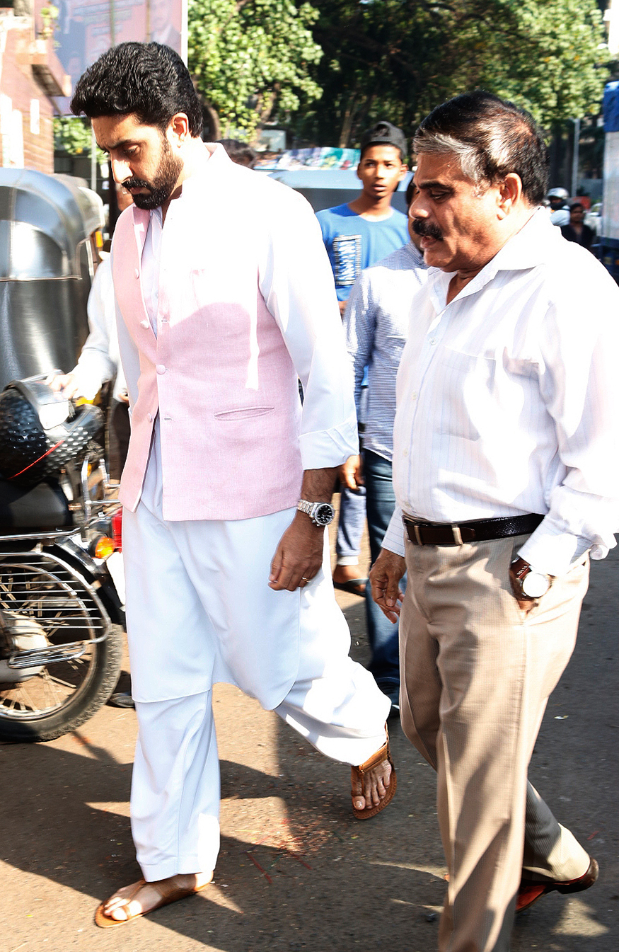 Abhishek Bachchan arrives to pay his last respects to Neeraj Vora during his funeral procession, in Mumbai on December 14, 2017. Abhishek Bachchan,Sunil Pal,Sushant Singh,Bunty Walia,Sajid Nadiadwala,Rohit Shetty,Rajpal Yadav,Neeraj Vora's funeral,Neeraj Vora funeral,Neeraj Vora funeral pics,Neeraj Vora funeral images,Neeraj Vora funeral stills