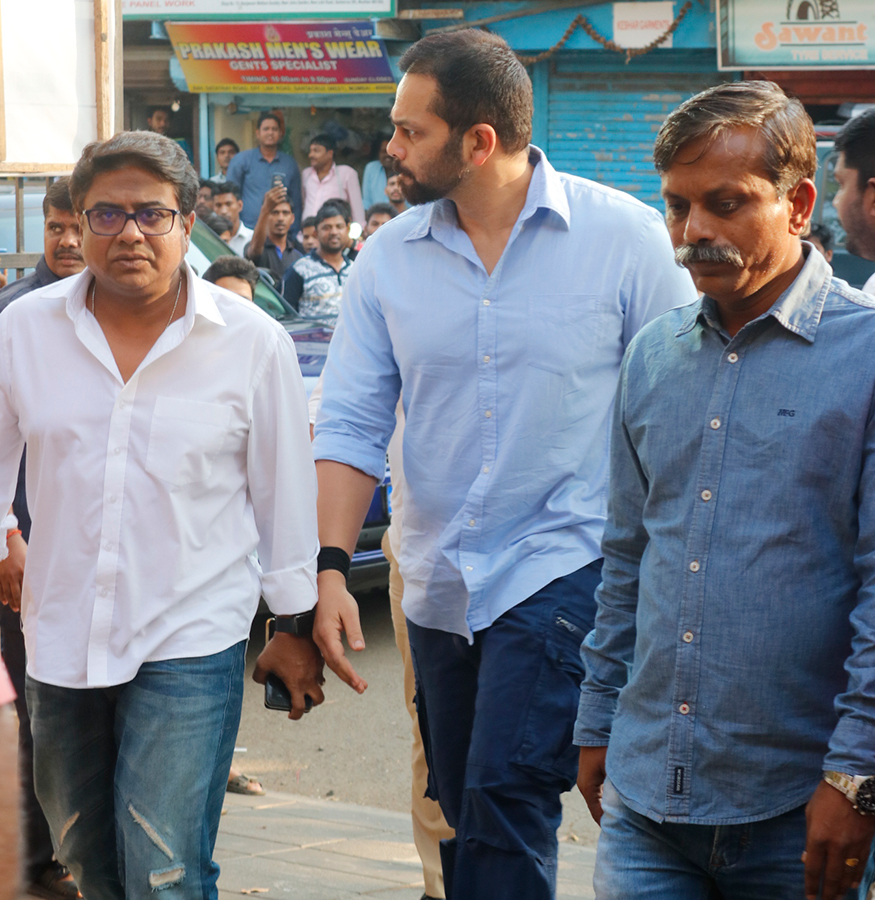 Rohit Shetty arrives to pay his last respects to Neeraj Vora during his funeral procession, in Mumbai on December 14, 2017. Abhishek Bachchan,Sunil Pal,Sushant Singh,Bunty Walia,Sajid Nadiadwala,Rohit Shetty,Rajpal Yadav,Neeraj Vora's funeral,Neeraj Vora funeral,Neeraj Vora funeral pics,Neeraj Vora funeral images,Neeraj Vora funeral stills