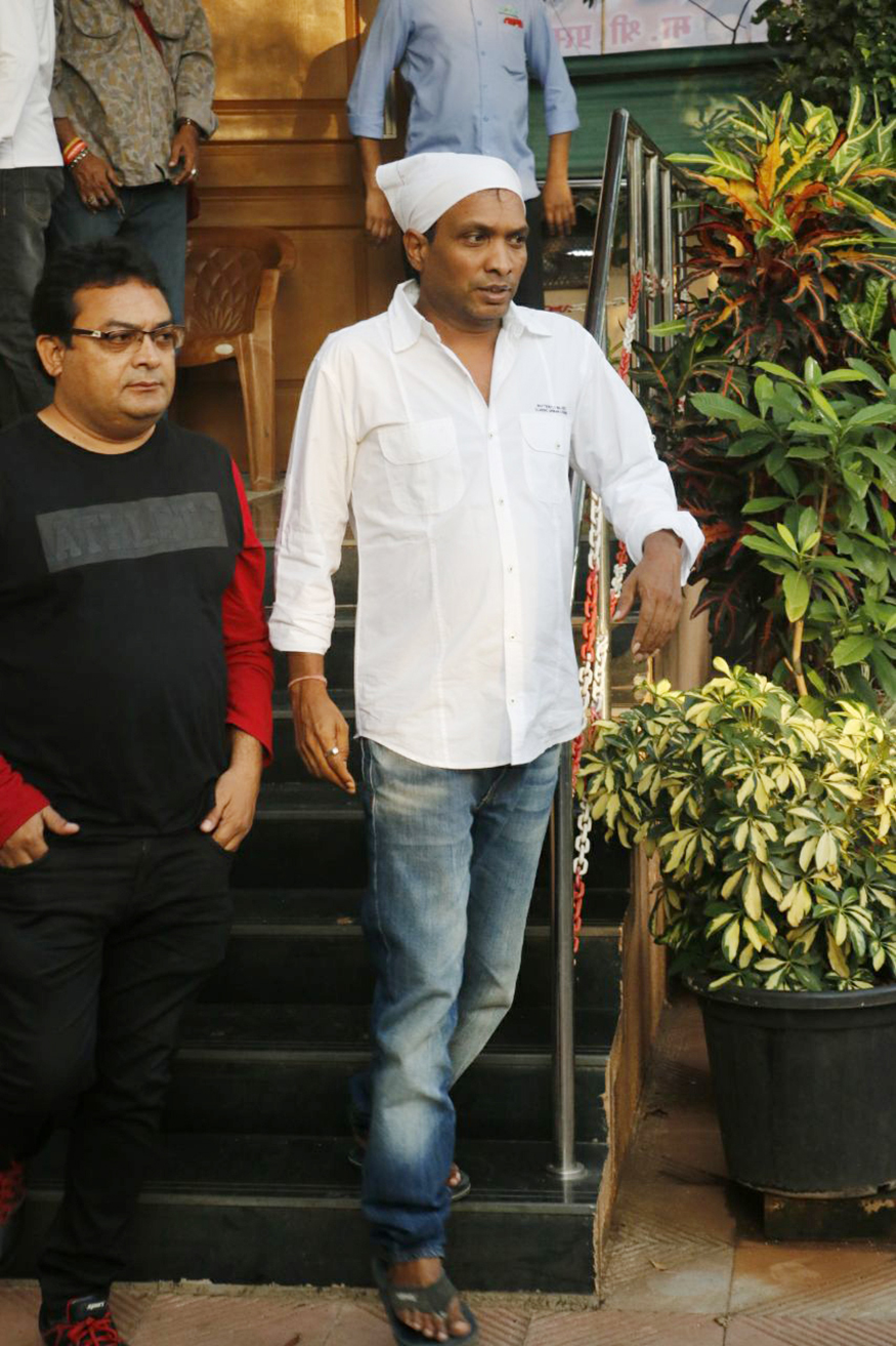 Sunil Pal arrives to pay his last respects to Neeraj Vora during his funeral procession, in Mumbai on December 14, 2017. Abhishek Bachchan,Sunil Pal,Sushant Singh,Bunty Walia,Sajid Nadiadwala,Rohit Shetty,Rajpal Yadav,Neeraj Vora's funeral,Neeraj Vora funeral,Neeraj Vora funeral pics,Neeraj Vora funeral images,Neeraj Vora funeral stills