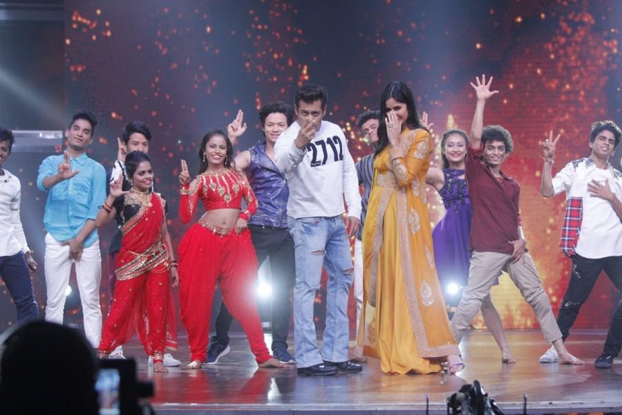 Salman Khan and Katrina Kaif make a Swaggy entry on the sets of Dance India Dance 6. Salman Khan and Katrina Kaif,Salman Khan,Katrina Kaif,Tiger Zinda Hai,Tiger Zinda Hai promotion,Tiger Zinda Hai movie promotion,Dance India Dance season 6,Dance India Dance