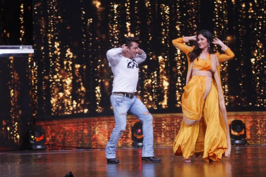Salman Khan and Katrina Kaif shake a leg for Chikni Chameli song on the sets of Dance India Dance 6. Salman Khan and Katrina Kaif,Salman Khan,Katrina Kaif,Tiger Zinda Hai,Tiger Zinda Hai promotion,Tiger Zinda Hai movie promotion,Dance India Dance season 6,Dance India Dance