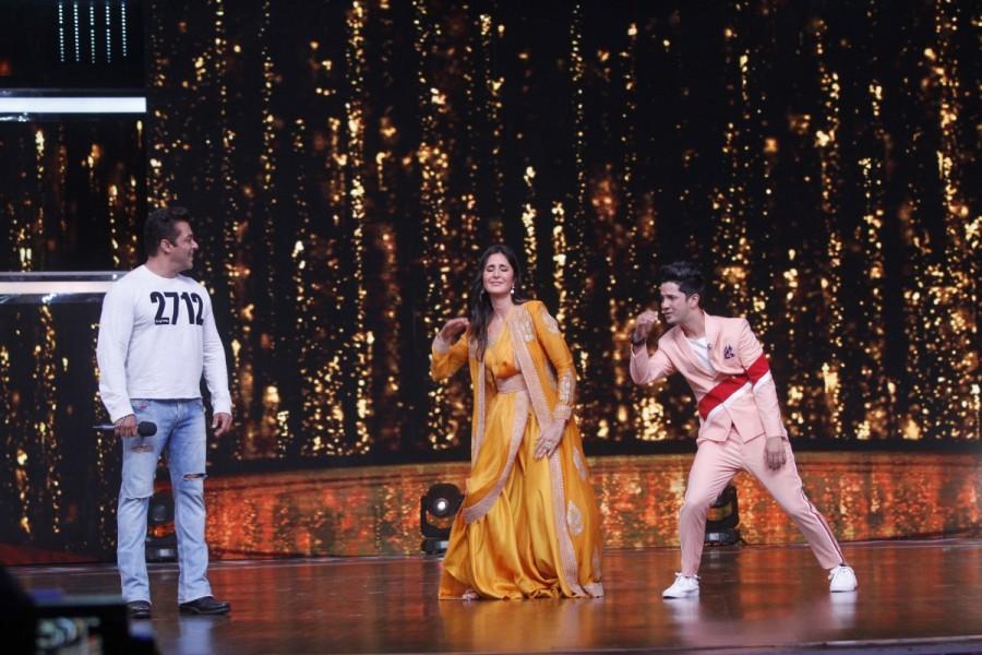 Katrina Kaif dancing with Master Mudassar on the song O O Jaane Jana on the sets of Dance India Dance 6. Salman Khan and Katrina Kaif,Salman Khan,Katrina Kaif,Tiger Zinda Hai,Tiger Zinda Hai promotion,Tiger Zinda Hai movie promotion,Dance India Dance season 6,Dance India Dance